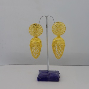 Boucles d'oreilles pour femmes de style Jhumka au design traditionnel, boucles d'oreilles à une seule étape avec chaîne à pampilles, plaquées or, nouveau design de bijoux - Product Image 5