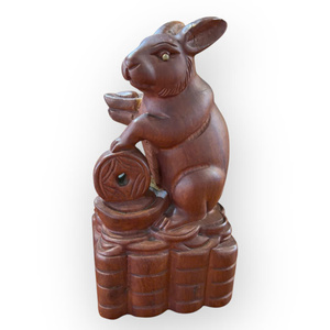 Se exhiben las exquisitas figuras de ratas talladas en madera de Huong. - Product Image 1