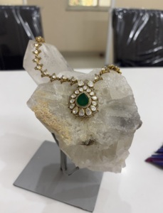 ชุดสร้อยคอและต่างหูรูปดอกไม้ชุบทองคำขาวคลาสสิกจาก Amaira Jewels สำหรับงานแต่งงานของผู้หญิง - Product Image 2