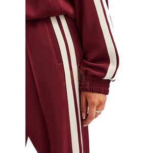 ชุดกีฬาผู้หญิงแบบมีฮู้ด ผ้าโพลีเอสเตอร์ ระบายอากาศ แห้งเร็ว รุ่นใหม่ปี 2025 แบบ 2-in-1 คุณภาพสูง รับสกรีนโลโก้ - Product Image 4