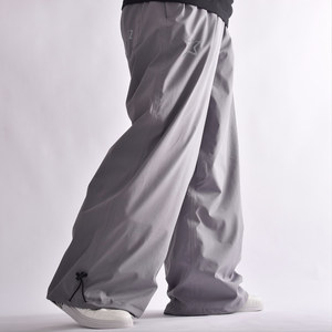 Nouveau pantalon de ski imperméable gris léger au design baggy avec bouches d'aération à taille élastique et poches zippées sécurisées - Product Image 1