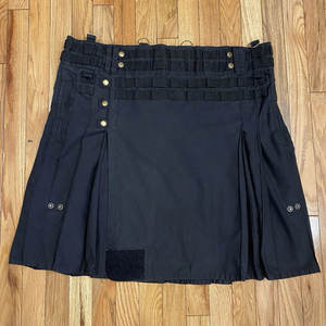 Kilt utilitaire pour femme noir élégant avec clous en laiton et poches cargo, jupes écossaises, vente en gros sur mesure 2026 - Product Image 1