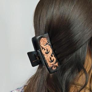 Pince à cheveux vintage en cuir avec motif floral, accessoire de mode pour femme - Product Image 1