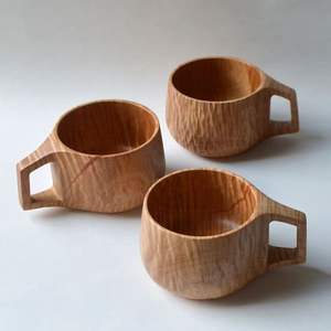 Tasses en bois sculptées traditionnelles, inspirées de l'artisanat hérité, pour une présentation de vaisselle intemporelle - Product Image 4