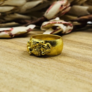 Bague florale au design tendance, style bohème, en laiton plaqué or 18 carats, motif fleur et feuille texturé, bijou statement pour femme, vente en gros/OEM/ODM - Product Image 5