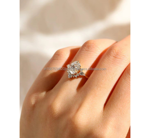 Anillo de Compromiso/Boda Unisex de Oro Amarillo de 14k, con Diamante de Corte Ovalado, Cultivado en Laboratorio por IGI, con Engaste a Tensión, Hecho a Mano, Estilo Vintage, Perfecto - Product Image 4