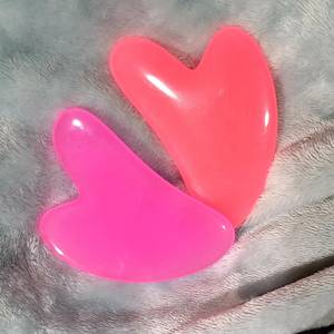 Gua Sha Rose en Résine Naturelle de Jade et Quartz Rose, Fait Main, Qualité Supérieure, Gravure Personnalisée, Masseur Facial en Forme de Cœur, Rose, Nouvelle Collection, Vente Flash - Product Image 5
