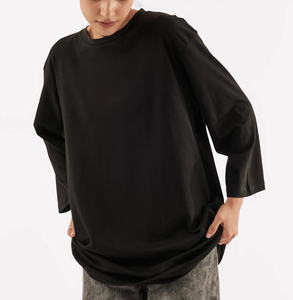 เสื้อยืดคอกลมโอเวอร์ไซส์ แขนสามส่วน สีดำล้วน ทรงหลวม ผ้าฝ้ายเจอร์ซีย์ 100% ระบายอากาศได้ดี ใส่ได้ทุกฤดู - Product Image 1