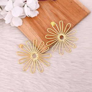 Boucles d'oreilles clous en laiton vintage faites à la main pour femmes, bijoux bohèmes uniques, idées cadeaux, boucles d'oreilles florales en laiton de haute qualité, commande en gros - Product Image 3