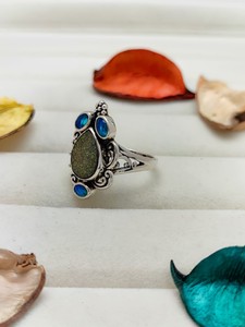 Anillo de Cuarzo Arcoíris Gris Caribeño con Druzy Plano, Joyería Elegante Hecha a Mano con Piedra Preciosa Natural para Mujer - Product Image 2