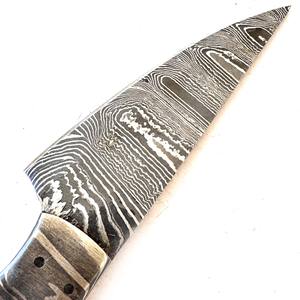 มีดล่าสัตว์เหล็กดามัสกัสพรีเมียม ด้ามจับทำจากเขาแกะ มีดสำหรับกิจกรรมกลางแจ้งและการใช้งานทางยุทธวิธี ขายส่งราคาพิเศษ - Product Image 3