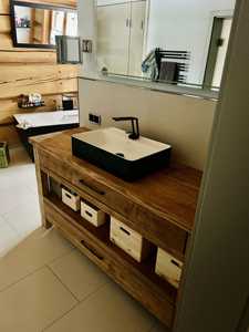 Consola de Baño Moderna de Madera Sólida con Amplios Cajones de Almacenamiento y Estante Central para Baños de Resorts y Apartamentos - Product Image 2