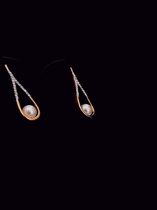Elegantes pendientes de perlas en forma de lágrima con diamantes brillantes creados en laboratorio en plata de ley o oro macizo, un accesorio elegante y atemporal. - Product Image 1