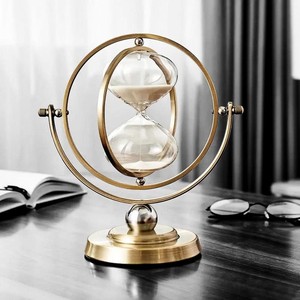 Sablier moderne en laiton avec cadre métallique rotatif et design en verre, style Mid-Century, fait main, portable, pour un chronométrage précis - Product Image 3