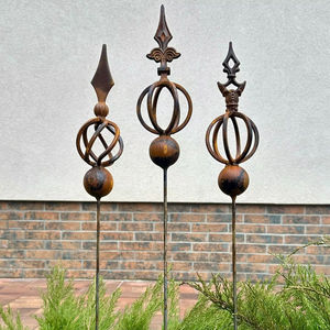 Estacas decorativas de metal oxidado para jardín, con esferas y puntas de lanza, varillas de hierro para un diseño elegante de patio exterior. - Product Image 1