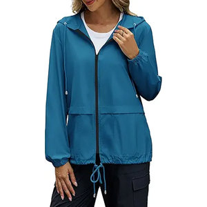 Veste coupe-vent légère, imperméable et pliable pour femme, avec capuche, idéale pour les activités de plein air, les voyages, la randonnée et la course à pied. - Product Image 1