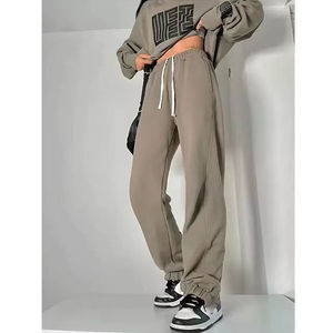 Ensemble de survêtement deux pièces pour femme, style streetwear hip-hop, de qualité supérieure, avec sweat à capuche et pantalon long en tricot, orné de motifs. - Product Image 4