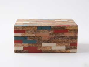 Caja Decorativa de Madera con Diseño de Resina y Madera en Patchwork, Caja de Almacenamiento de Lujo para Interiores Modernos - Product Image 2