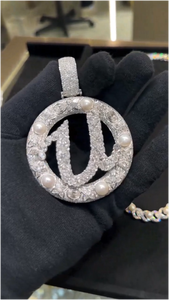 Pendentif personnalisé avec logo unique en argent S925 plaqué or, serti de moissanite VVS taille brillant ronde et de perles mélangées, style Hip-Hop - Product Image 2