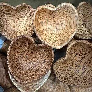 Assiette traditionnelle en bois de noix de coco faite à la main du Vietnam parfaite pour servir des fruits, des collations, des salades, des desserts à des fins décoratives - Product Image 2