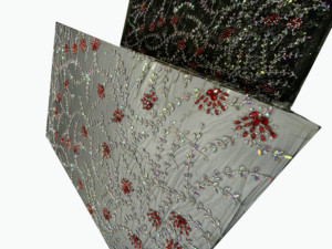 Dentelle en tulle brodée à la main, élégante et écologique, avec des strass rouges et des perles argentées pour robe - Product Image 3