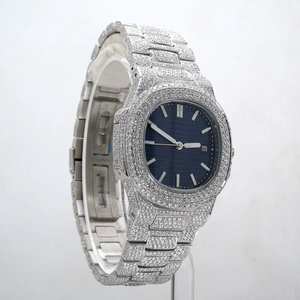 Montre de luxe édition limitée style diamant glacé avec cadran bleu côtelé, boîtier carré, fenêtre de date et bracelet à maillons entièrement incrusté - Product Image 2