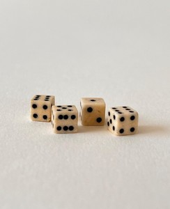 Ensemble de dés en os faits à la main, aspect vintage, texture naturelle, dés de jeu numérotés sur mesure, fournisseur en gros - Product Image 2