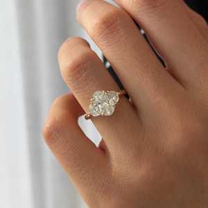 Anillo de Tres Piedras con Diamantes Cultivados en Laboratorio de 2 Quilates, Ovalados y de Media Luna, Anillo de Compromiso de Oro de 14k con Tres Piedras Ovaladas, Certificado IGI - Product Image 1