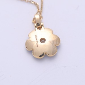 Colgante Floral de Esmalte Azul con Diamante Cultivado en Laboratorio Certificado por IGI en Oro de 18K con Engaste Solitario - Product Image 4