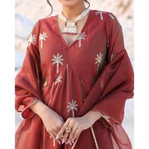 Ensemble de costume en mousseline de soie marron taille XS imprimé feuille d'arbre - Product Image 3