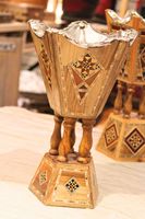 Brûleur d'encens en bois pur avec plateau métallique amovible pour charbon et résine, conçu pour un nettoyage facile et un usage quotidien.