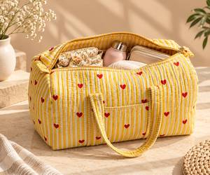 Bolsa de Viaje de Lona Acolchada con Rayas Amarillas y Corazones Rojos, con Cierre - Product Image 2