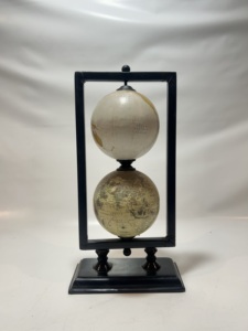 Globo Terráqueo Giratorio Vintage de 2 Bolas con Marco Metálico Rectangular, Decoración de Escritorio Estilo Reloj de Arena, Adorno de Oficina - Product Image 2