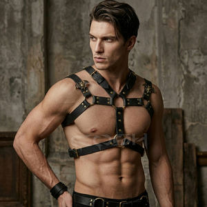 Arnés de cuero negro con tachuelas, tirantes pequeños con diseño de alas de murciélago y hebillas doradas - Product Image 4