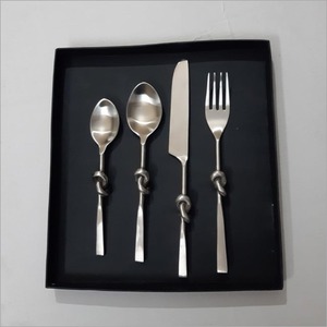 Ensemble de couverts noir mat au design minimaliste, résistant au lave-vaisselle, en métal, pour événements de mariage - Product Image 6