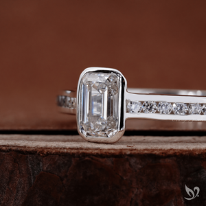 Bague minimaliste en or blanc 10 carats avec diamant de laboratoire taille émeraude de 0,5 ct serti clos et bandeau en sangle. - Product Image 2