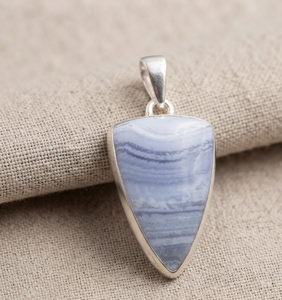 Pendentif en agate bleue naturelle en forme de poire, argent sterling 925 plaqué or rose, collier unisexe bohème avec cristal de guérison - Product Image 1