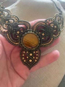 สร้อยคอแมคราเม่ทำมือประดับหินไทเกอร์อายทรงรีสีน้ำตาล เชือกสีเขียว ลูกปัดสีทอง สไตล์โบโฮ เครื่องประดับบำบัดรักษา ของขวัญสำหรับชาวพุทธ รับรองโดย IGI - Product Image 4