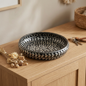 Plateau de service rond en nacre de luxe, fait main, avec incrustation de mosaïque florale en résine noire - Product Image 5