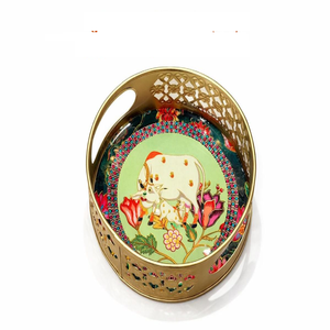 Ensemble de plateaux ronds dorés avec deux pots roses assortis, décorés de motifs de lotus et de vaches Pichwai, disponible à prix de gros. - Product Image 2