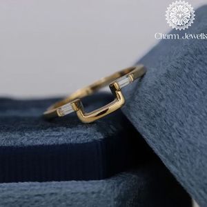 Bague de fiançailles minimaliste en moissanite plaqué or Charm Jewells, taille coussin, sertie à griffes, design géométrique, unisexe, pour usage quotidien - Product Image 5