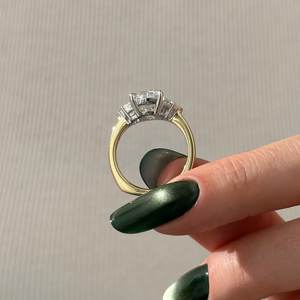 Bague à trois pierres de 4 carats, taille antique coussin allongé et taille ancienne mine coussin à trois pierres, monture en platine bicolore, certifiée IGI - Product Image 5