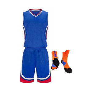 Tenues de basketball personnalisées en polyester pour hommes : maillots et shorts respirants à séchage rapide en soie glacée, idéaux pour les matchs d'équipe. - Product Image 5
