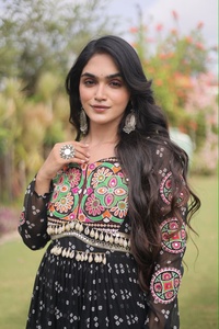 Vestido Largo Holgado para Mujer, Especial para Navratri, para Fiestas y Festivales, en Faux Georgette con Estampado Bandhani y Parches Kutchi - Product Image 1
