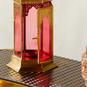 Lanterne marocaine en métal doré captivante avec un design ajouré complexe, porte-bougie décoratif pour la décoration de la maison pendant le Ramadan - Product Image 6