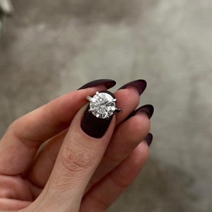 Bague de fiançailles solitaire de luxe en diamant de laboratoire 5 carats E VVS2 certifié IGI, or blanc 14k/18k, sertissage classique à quatre griffes - Product Image 4