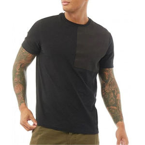 T-shirt décontracté à col rond et manches courtes pour homme, noir avec empiècement contrastant sur la poitrine, personnalisable avec logo, OEM ODM, vente en gros de vêtements - Product Image 1