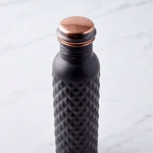 Botella de agua negra con textura martillada y anillo de cobre en el cuello, elegante botella de agua ideal para uso diario, hogar, oficina, viajes, yoga. - Product Image 2