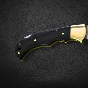 Couteau de poche pliant artisanal en acier Damas Edge Master, manche en bois noir avec étui en cuir, vente en gros OEM - Product Image 4
