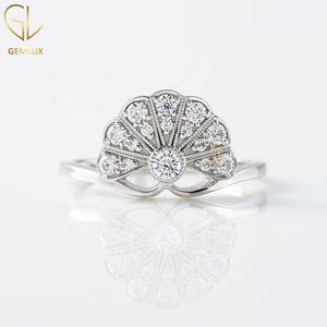 Bague éventail Art Déco sertie de diamants avec sertissage Milgrain |   Bague de fiançailles en diamant moissanite taille ronde |   Bague de style vintage unique - Product Image 1